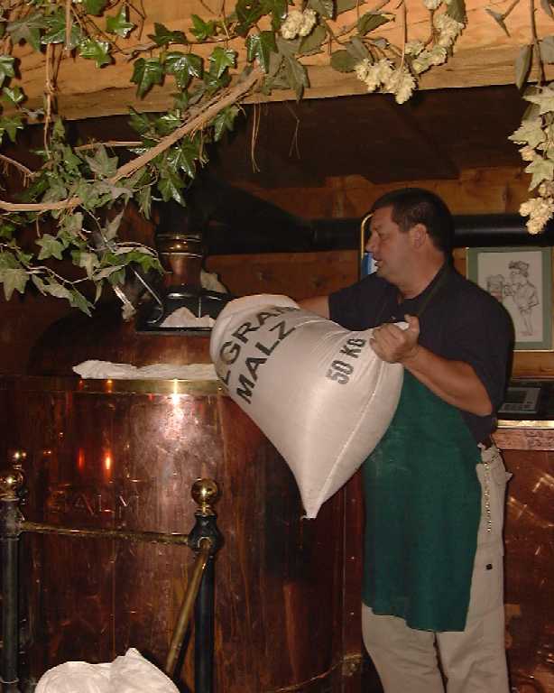 Der Malz wird dem Wasser zugef�hrt